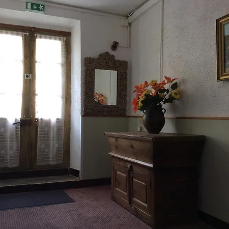 Restaurant De La Poste Отель Aullene